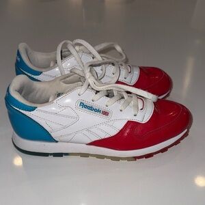Kids Reebok Classic Leather sneakers in a white, red, and blue colorway. Size 3